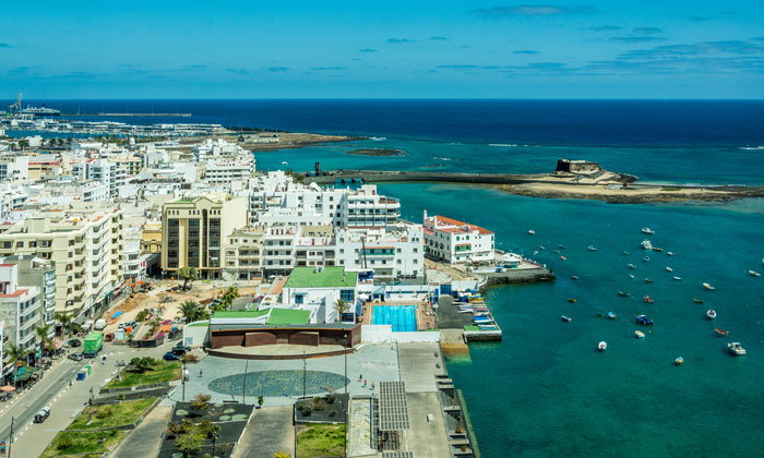 It takes the Lanzarote IntercityBus 10 minutes to reach the city centre from the airport