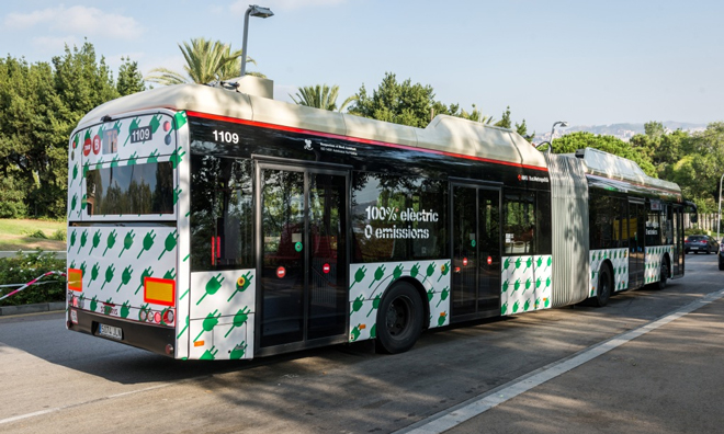 Barcelona unveils two new electric buses and a rapid-charging station
