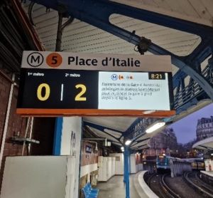 Paris metro stations equipped with accessible real-time information panels