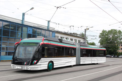 Electric bus with dynamic recharging: