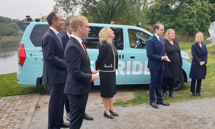 The inauguration of a new Keolis project trialling 5G electric autonomous vehicles