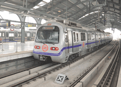 Metro-train-at-Sarita-Vihar