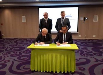 Mohamed Mezghani and Michel Quidort sign the updated charter