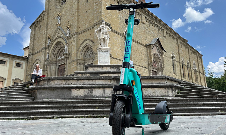 TIER Mobility lancia 150 e-scooter ad Arezzo, in Italia