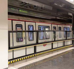 Barcelona tests vertical automatic door on subway platforms