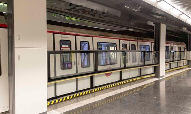 Barcelona tests vertical automatic door on subway platforms