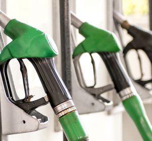 Experts call for health and climate change warning labels on petrol pumps